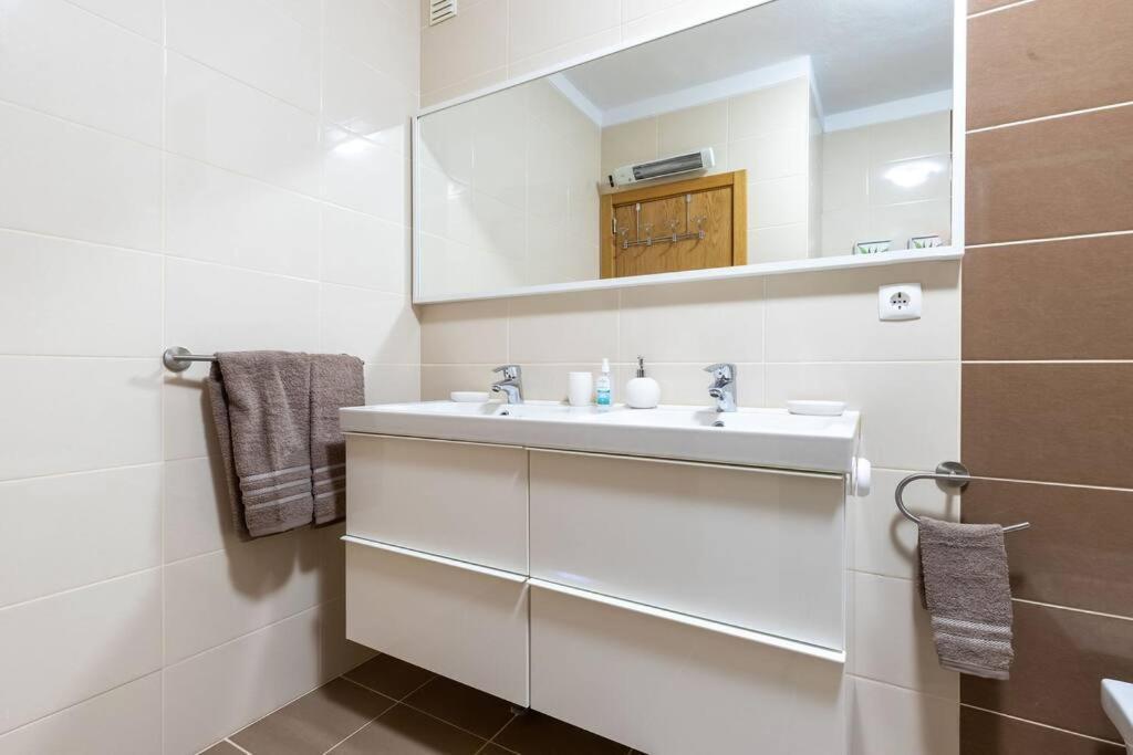 Lovely One Bedroom Apartment In Алвор Екстериор снимка