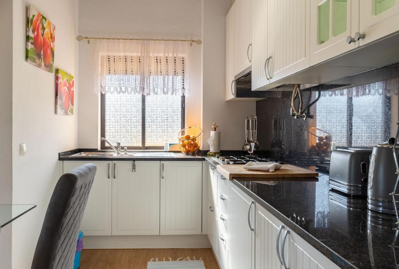 Lovely One Bedroom Apartment In Алвор Екстериор снимка